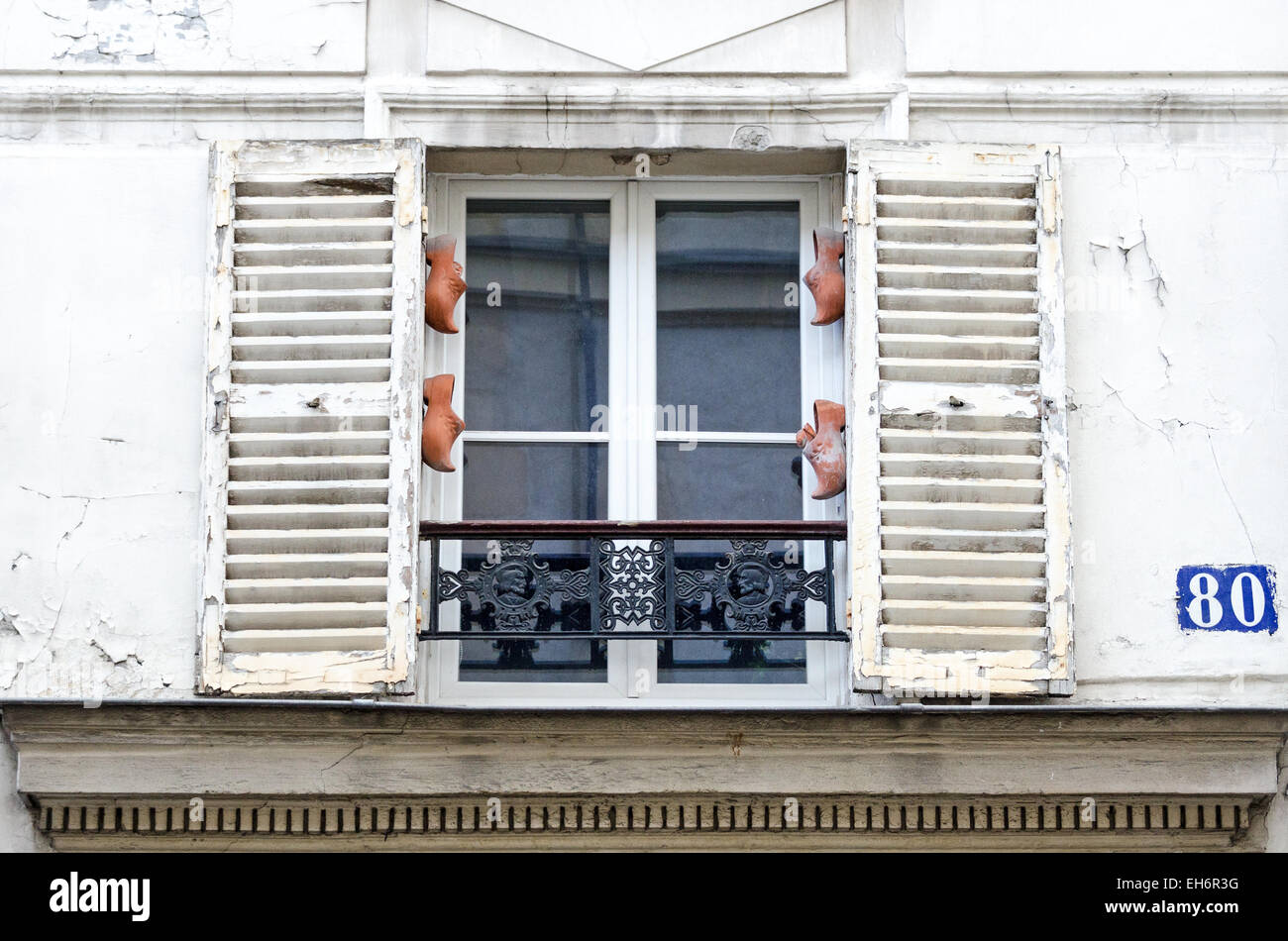 Holzschuhe schmücken ein Fenster im Marais Viertel von Paris. Stockfoto