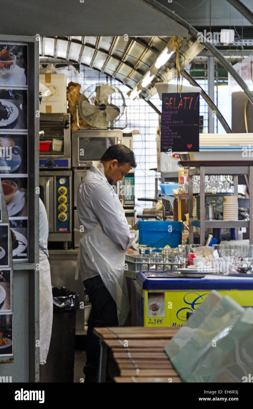 Ein Mann wäscht Gerichte in einem Restaurant in der Marché des Enfants Rouges, das älteste Betriebssystem Markthalle in Paris. Stockfoto