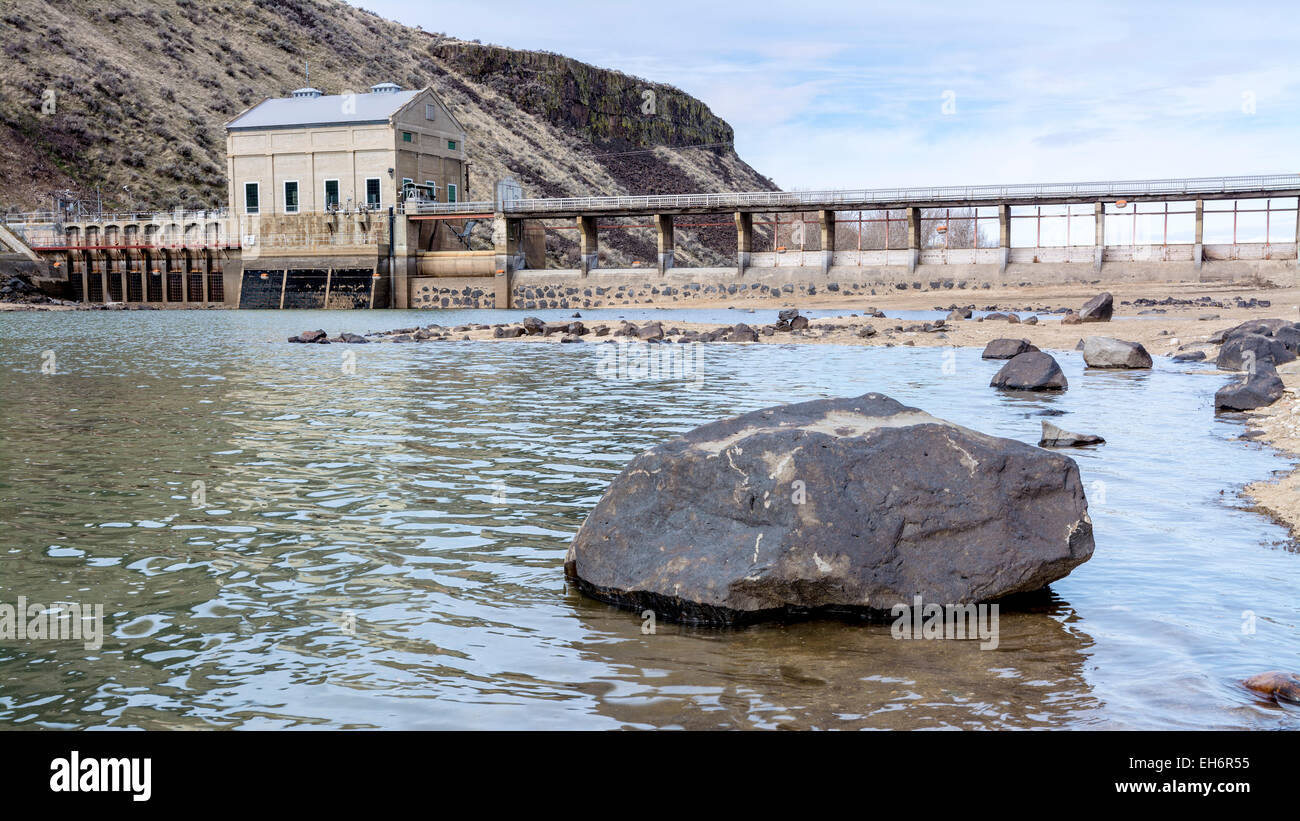 Große Felsen und ein Flusswehr in Idaho Stockfoto