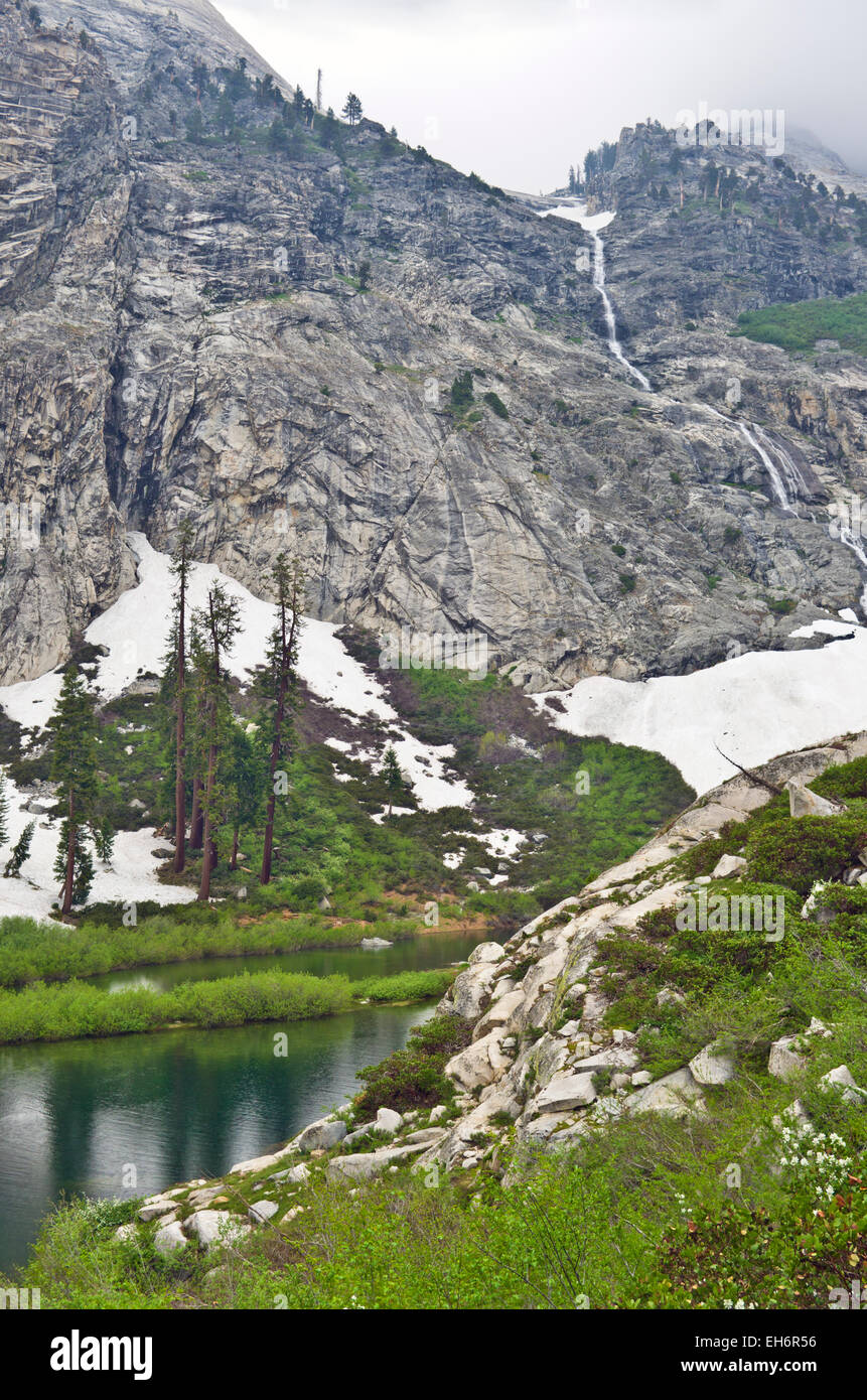 Teich in der Nähe von Hamilton Lake in der High Sierra, Sequoia und Kings Canyon National Parks, Kalifornien. Stockfoto