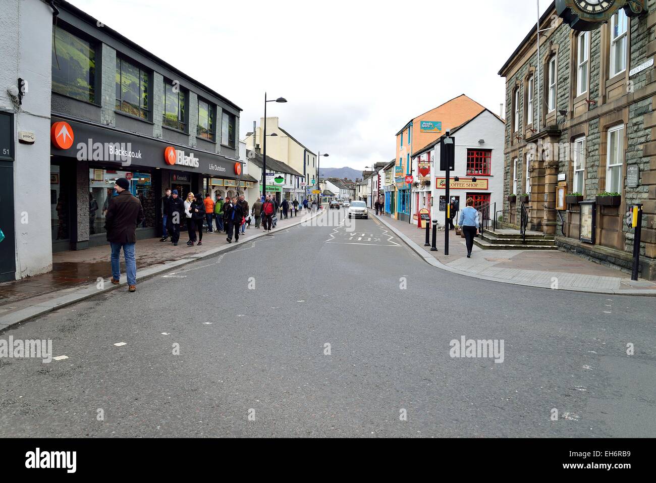 Suchen Sie Keswick Hauptstraße entlang in Richtung der wilde Erdbeere Café und schwarzen Outdoorshop Stockfoto