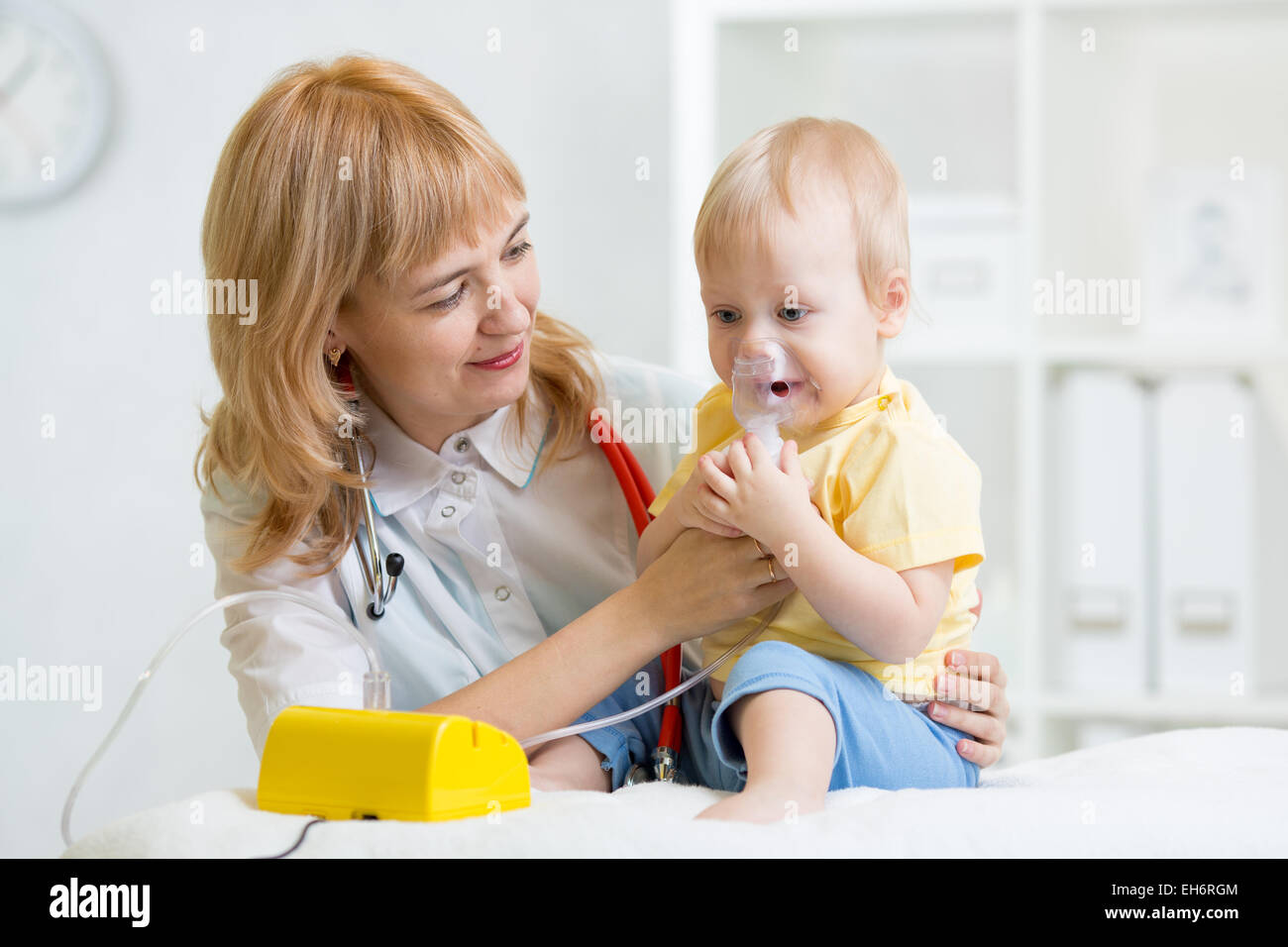 Arzt hält Inhalator Maske für Kind-Atmung Stockfoto