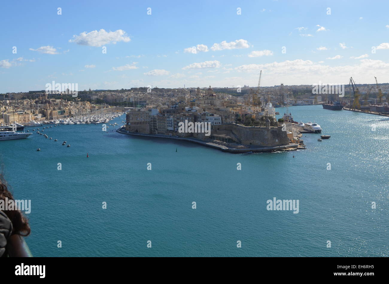 Malta, Valletta, einen Blick auf den Grand Harbour mit Fort St. Angelo auf der rechten Seite und Hunderte von Segelbooten in der Ferne. Stockfoto