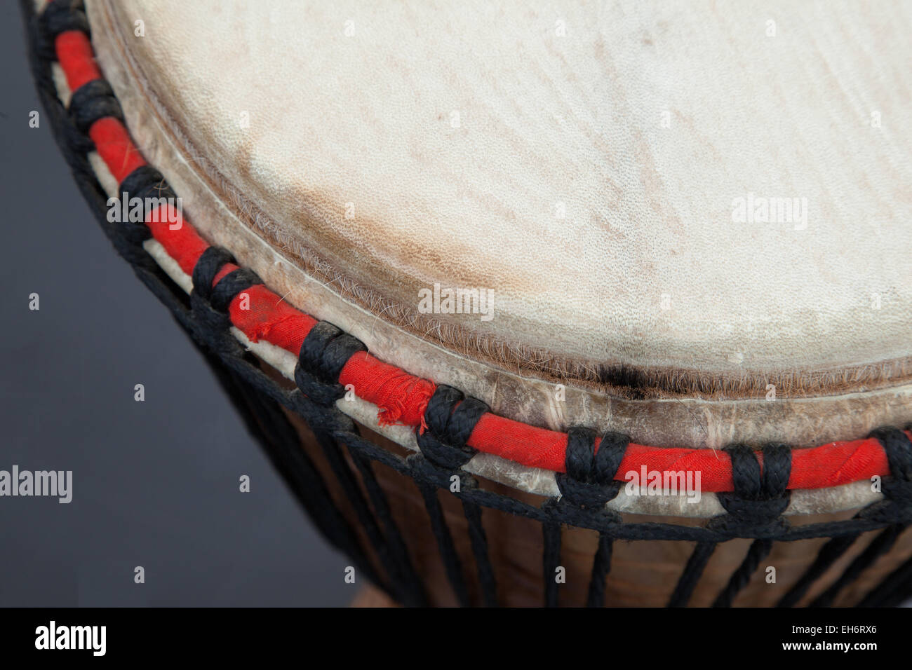 Nahaufnahme der traditionellen afrikanischen Trommel auf horizontale Bild Stockfoto