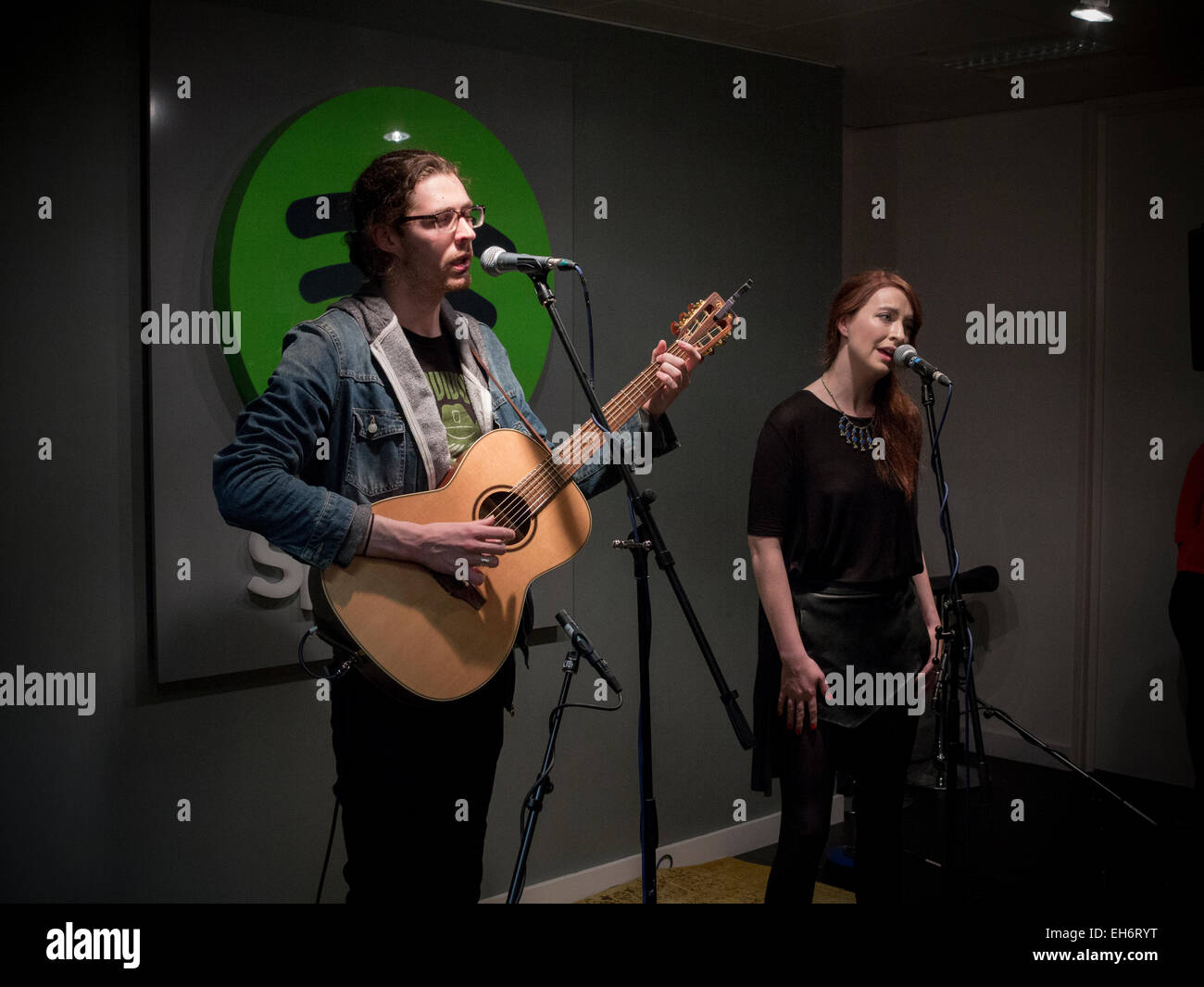Singer Songwriter Hozier führt ein intimes Konzert im Spotify Büros Stockfoto