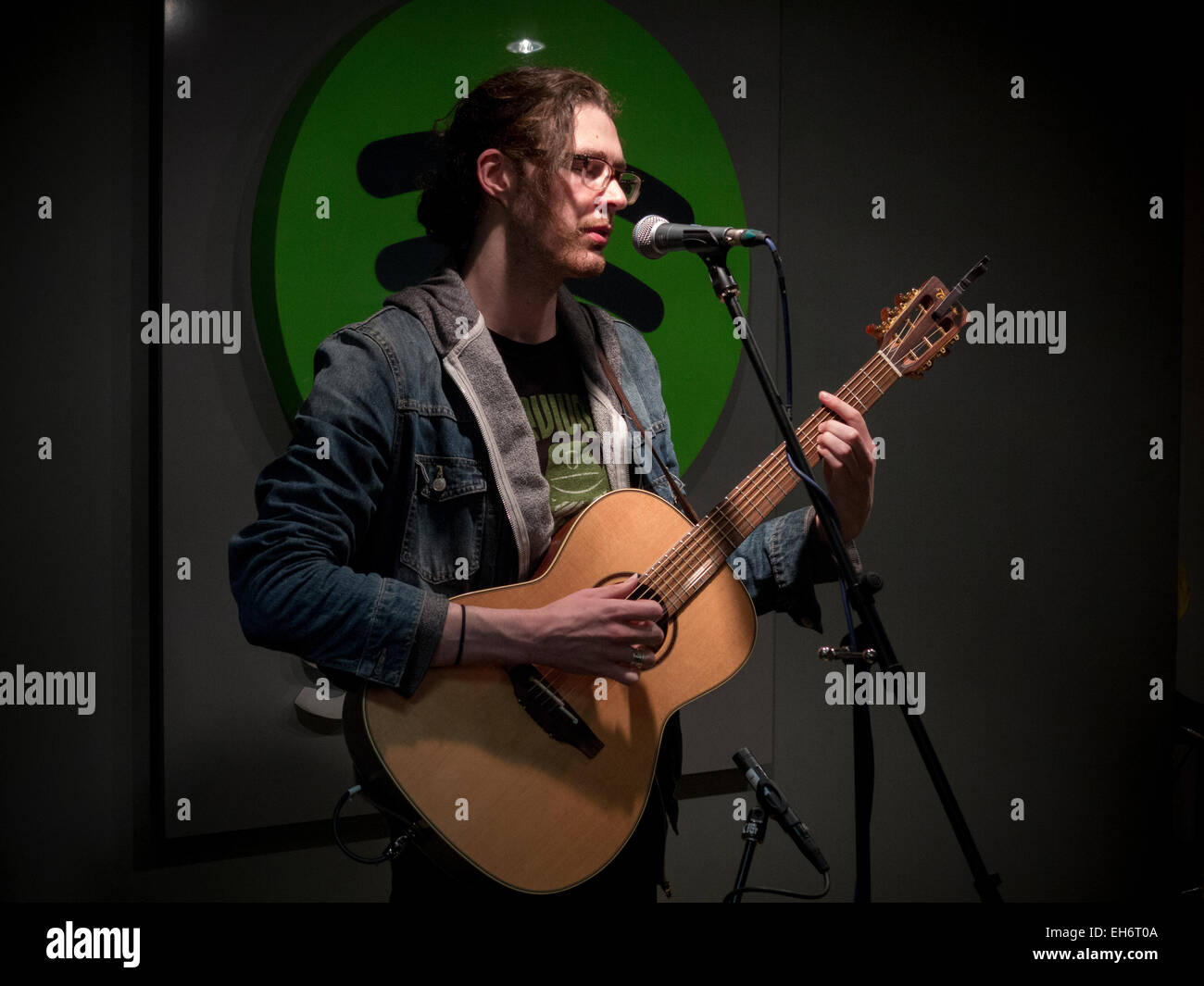 Singer Songwriter Hozier führt ein intimes Konzert im Spotify Büros Stockfoto