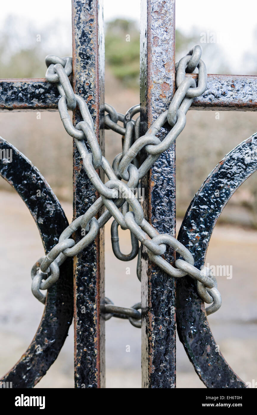 Kette und Vorhängeschloss an die Tore eines öffentlichen Parks. Stockfoto