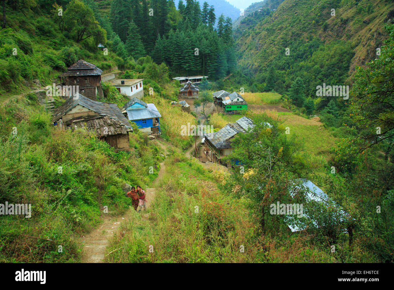 Ein Dorf im Tirthan-Tal Stockfoto