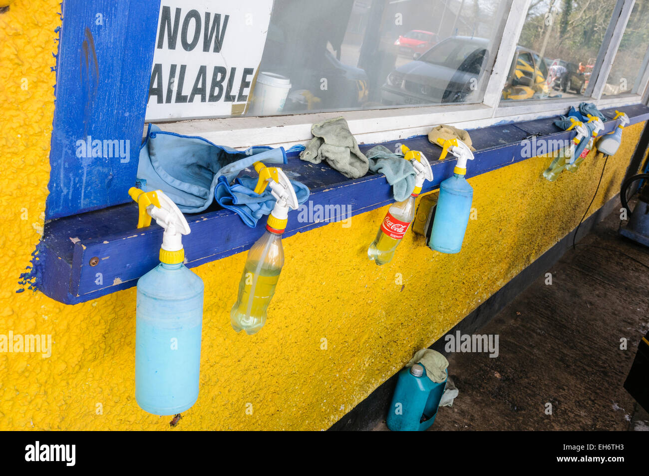 Sprühflaschen Reinigungslösung und Tücher in einer Autowaschanlage "Euro" Stockfoto