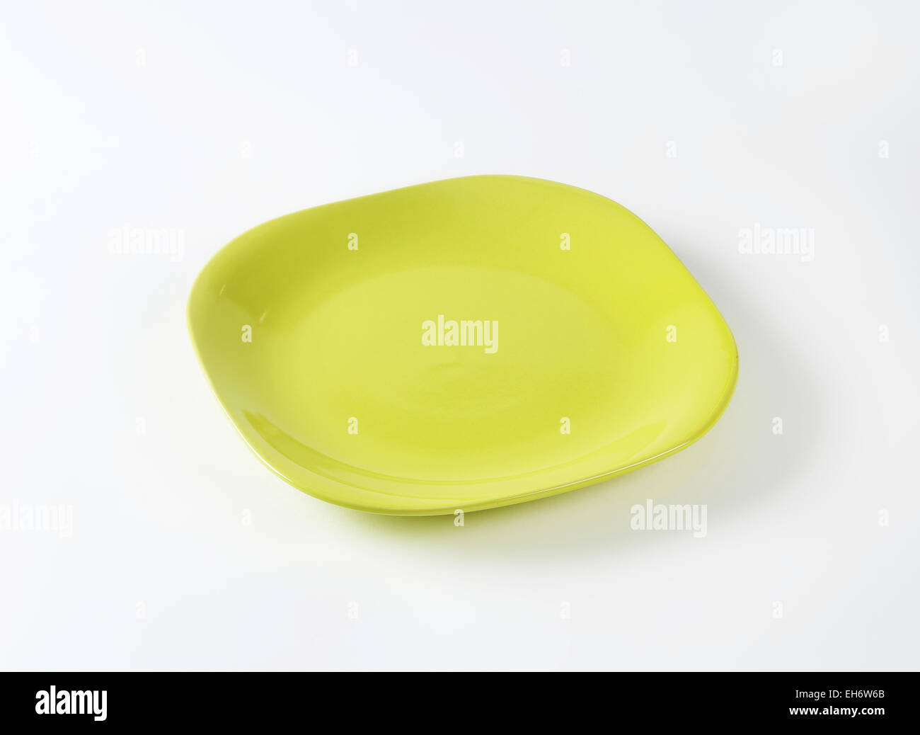Quadratische gelbe grüne Platte mit abgerundeten Ecken Stockfoto