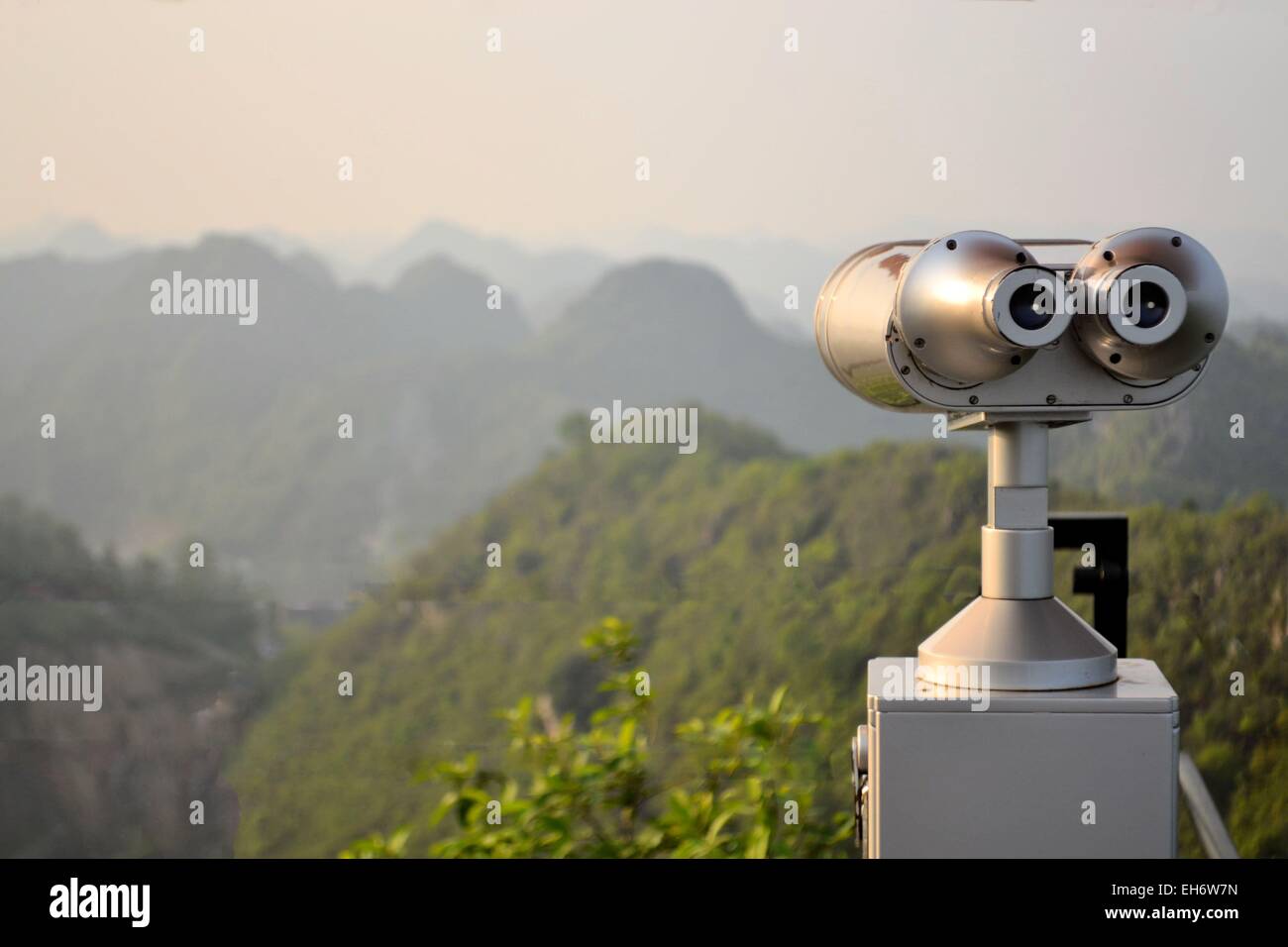 Scenic Lookout Fernglas vietnamesischen Insel Cat Ba Stockfoto