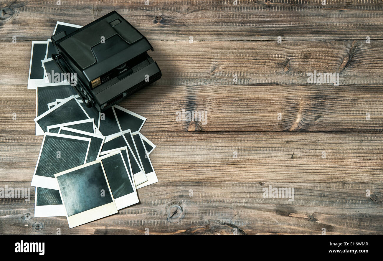 Retro-Foto-Kamera und Rahmen auf rustikalen hölzernen Hintergrund. Vintage-Stil getönten Bild Stockfoto