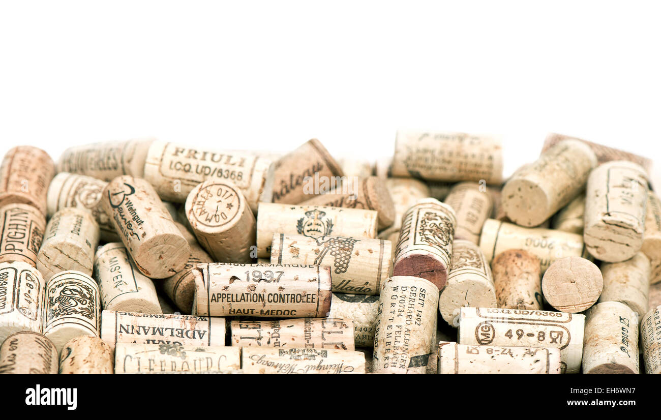 Variation von gebrauchten Weinkorken auf weißem Hintergrund Stockfoto