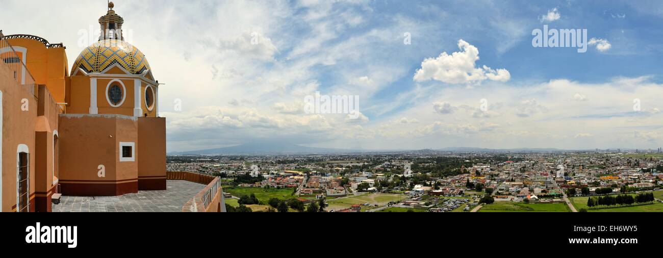Großen Pyramide über Cholula mit Kirche Stockfoto