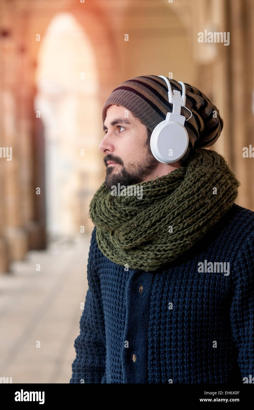 ein junger Mann hört Musik in einem städtischen Bild des modernen Lebensstils Instagram getönt Stockfoto