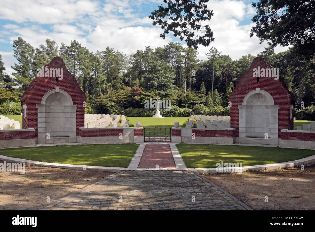 iMain Eingang Heverlee War Cemetery, einem CWGC Weltkrieg zwei Friedhof in Vlaams-Brabant, Belgien. Stockfoto