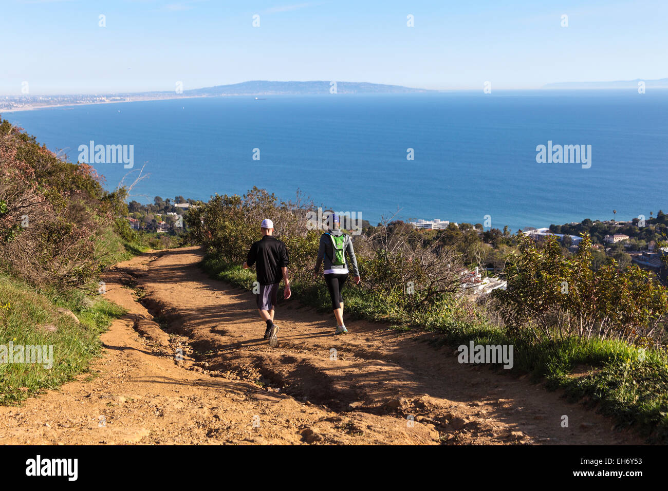 Wanderer auf Feuer Straße in Topanga State Park, der über den Los Leones Trail in Pacific Palisades zugegriffen werden kann Stockfoto