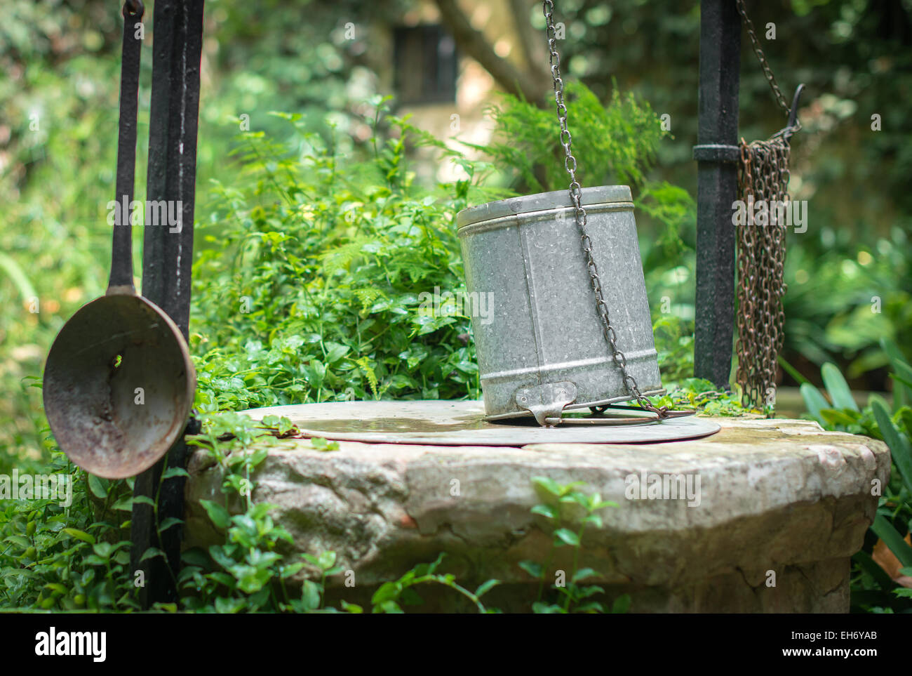 Alter Brunnen mit Eimer. Stockfoto