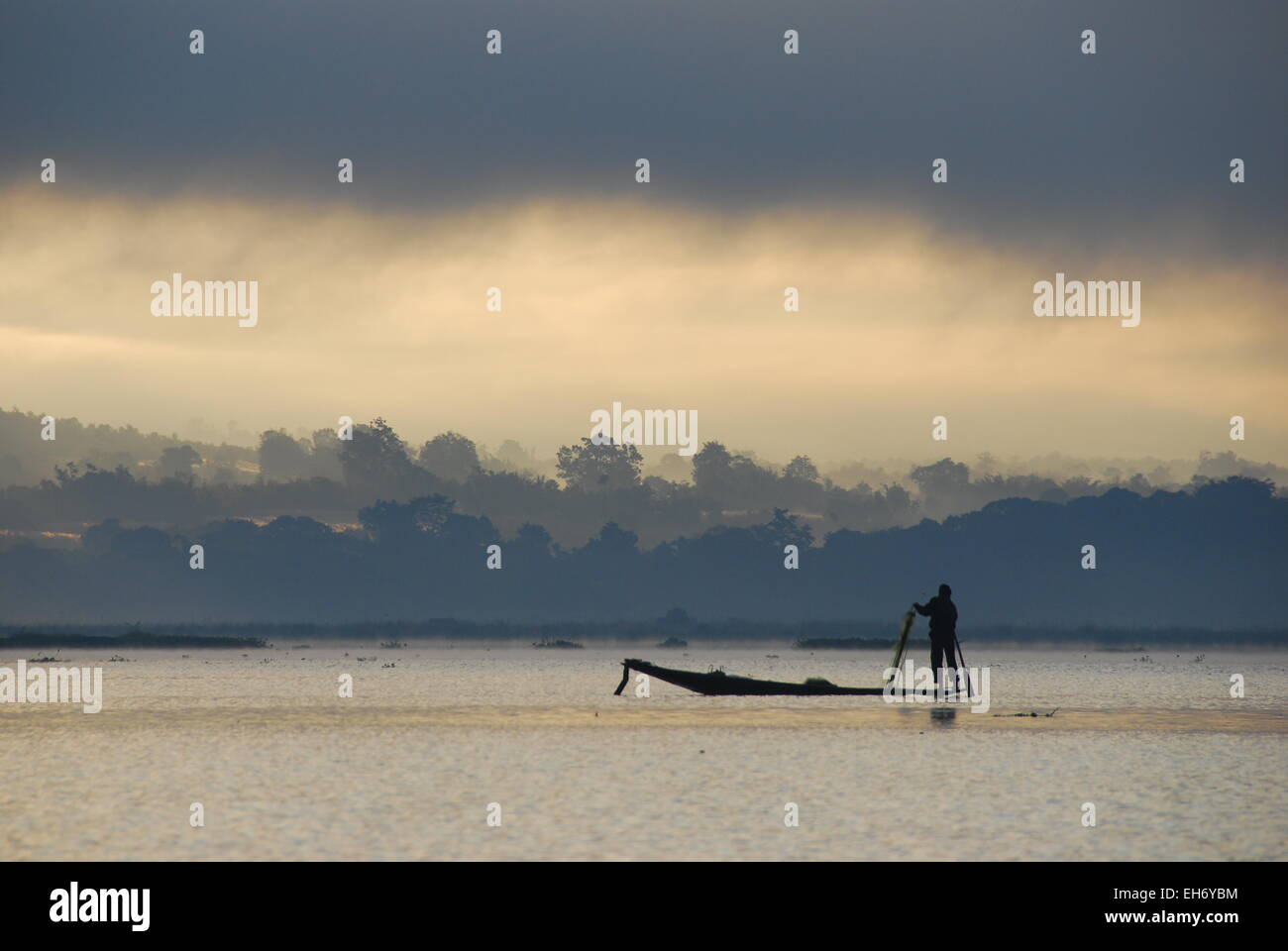 Fischer am Boot mit Netz, Inle-See Stockfoto