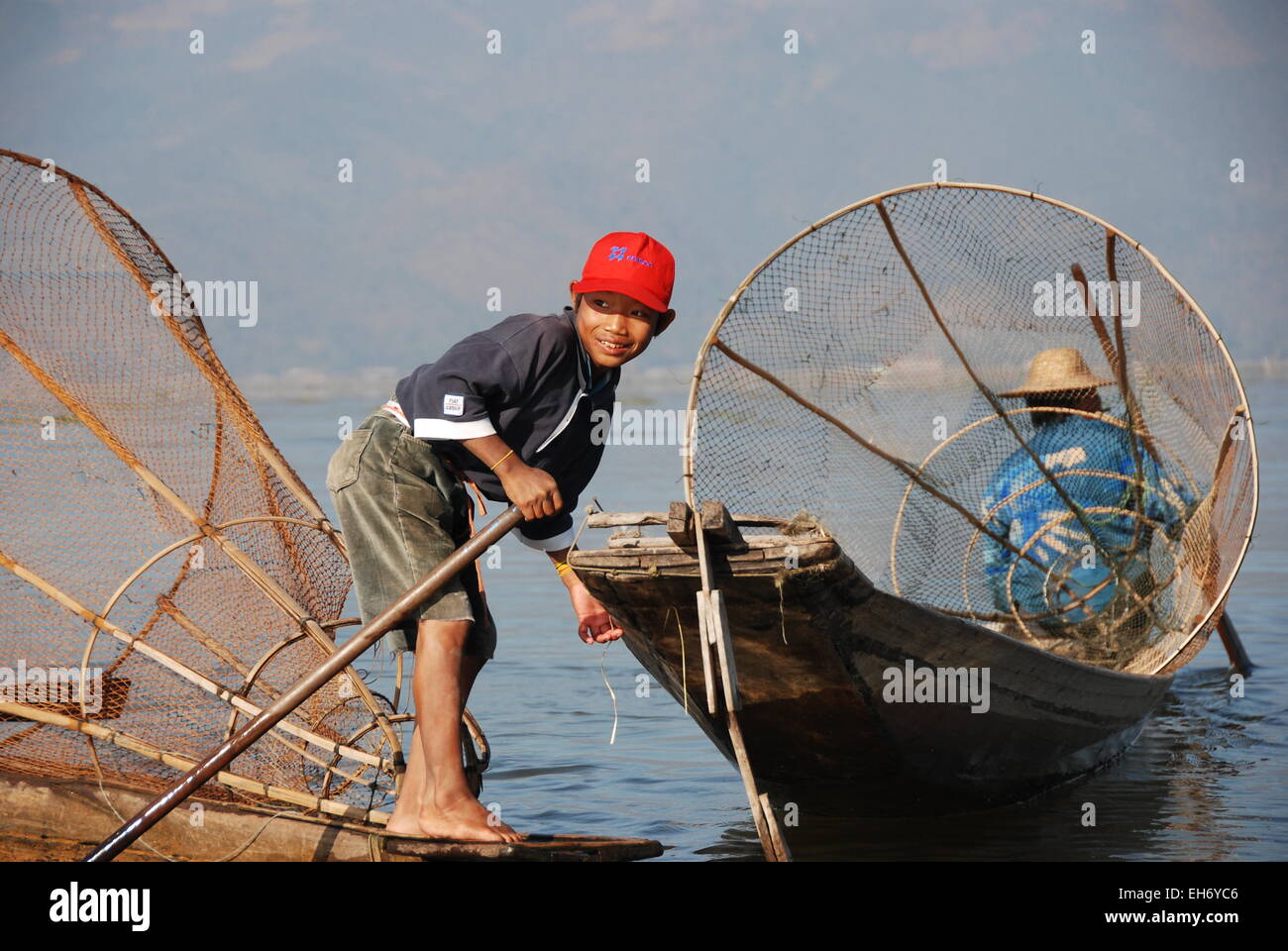 Junge Fischer am Boot mit Netzen, Inle-See Stockfoto