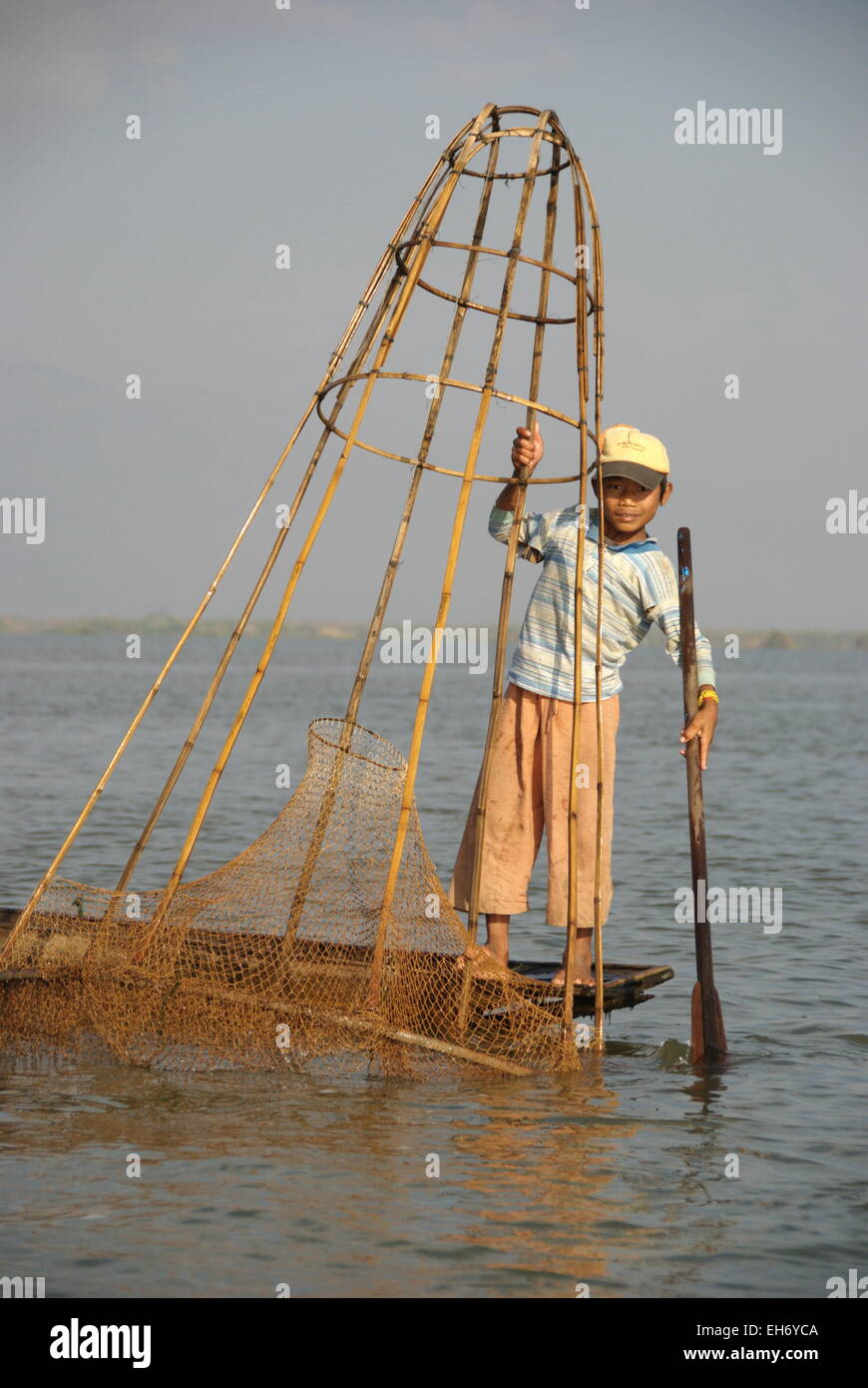 Junge Fischer am Boot mit Netz, Inle-See Stockfoto