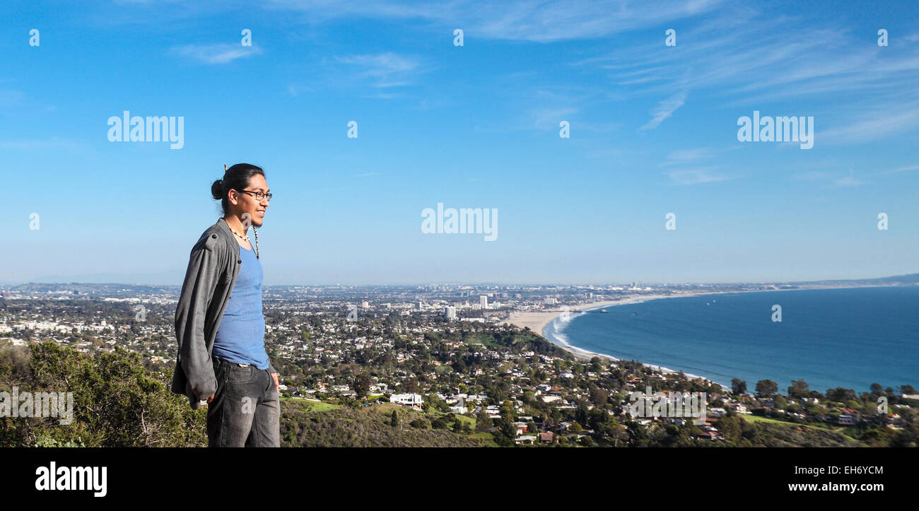 Wanderer sieht Santa Monica Bay aus Sicht über den Los Leones Trail, auch genannt Los Liones erreicht Stockfoto