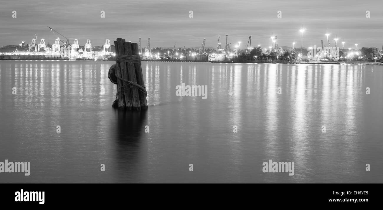 Eine alte Spundwand wird in den Vordergrund dieses schwarz / weiss Portrait des Seattle Post gesehen. Stockfoto