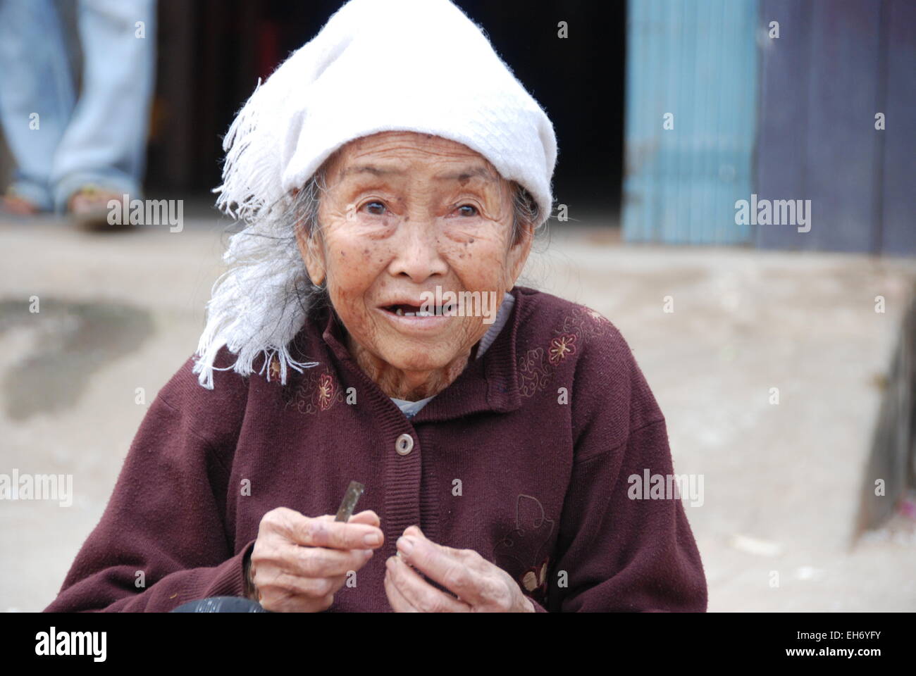 Alte Frau am Kengtung Markt Stockfoto