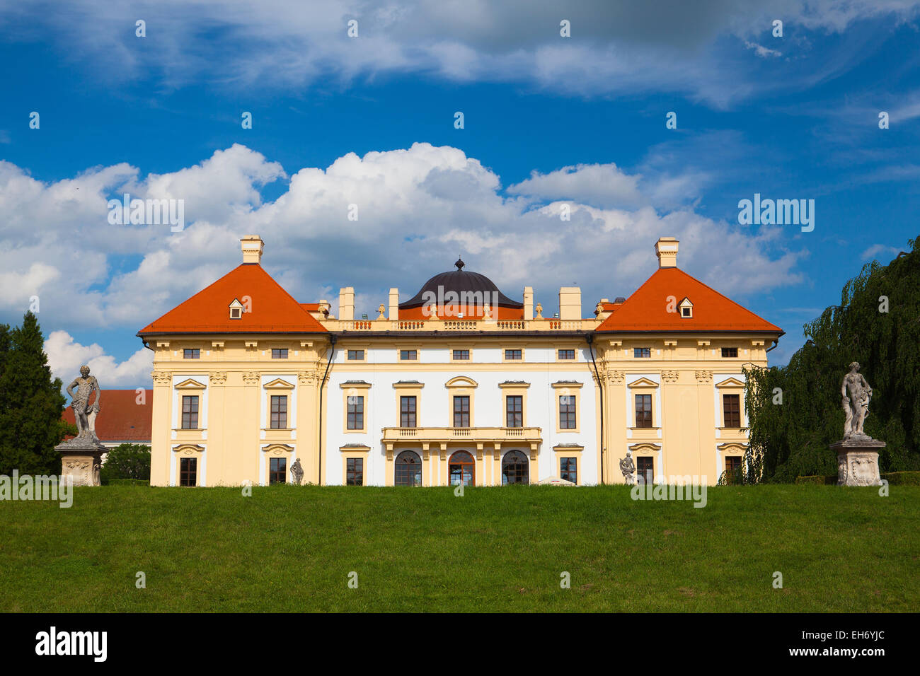 Slavkov, Tschechische Republik - 20. August 2014: Barockschloss (nationales Kulturdenkmal) in Slavkov - Austerlitz bei Brünn, Stockfoto