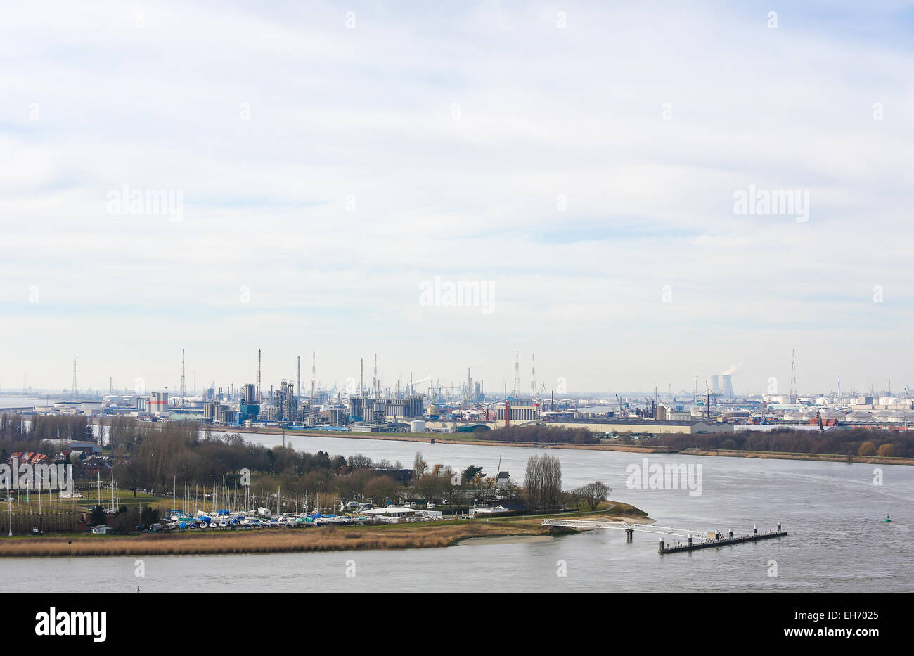 Blick auf eine Öl-Raffinerie von der Schelde im Hafen von Antwerpen, Belgien. Antwerpen ist der zweitgrößte Hafen Europas Stockfoto