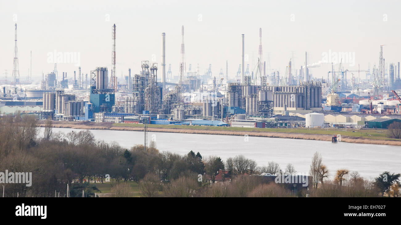 Blick auf eine Öl-Raffinerie im Hafen von Antwerpen, Belgien. Antwerpen ist der zweitgrößte Hafen Europas und ein wichtiger petrochemischer Stockfoto