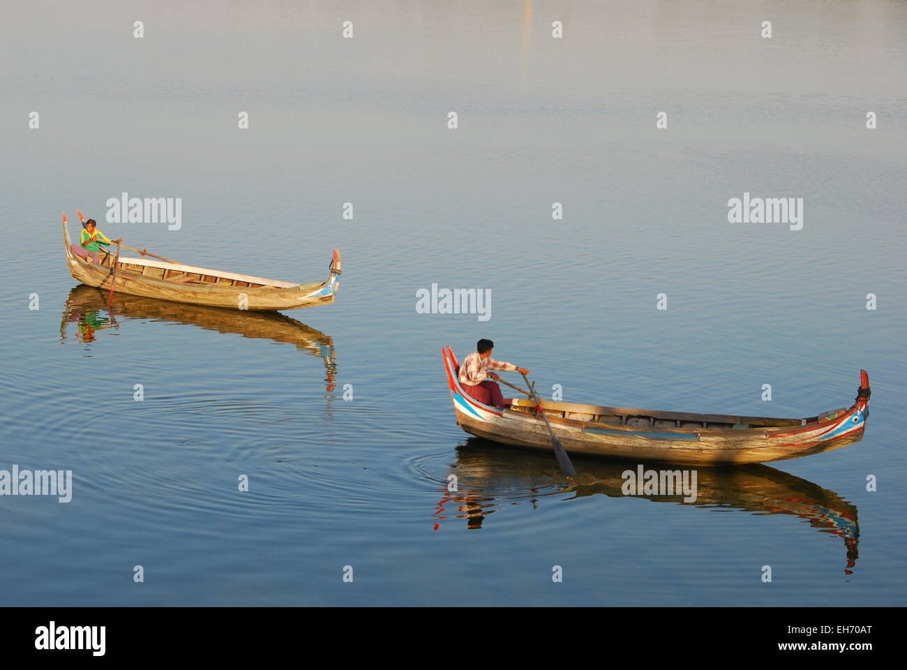 Fischer auf Ruderboote gesehen von U Bein Brücke, Mandalay Stockfoto