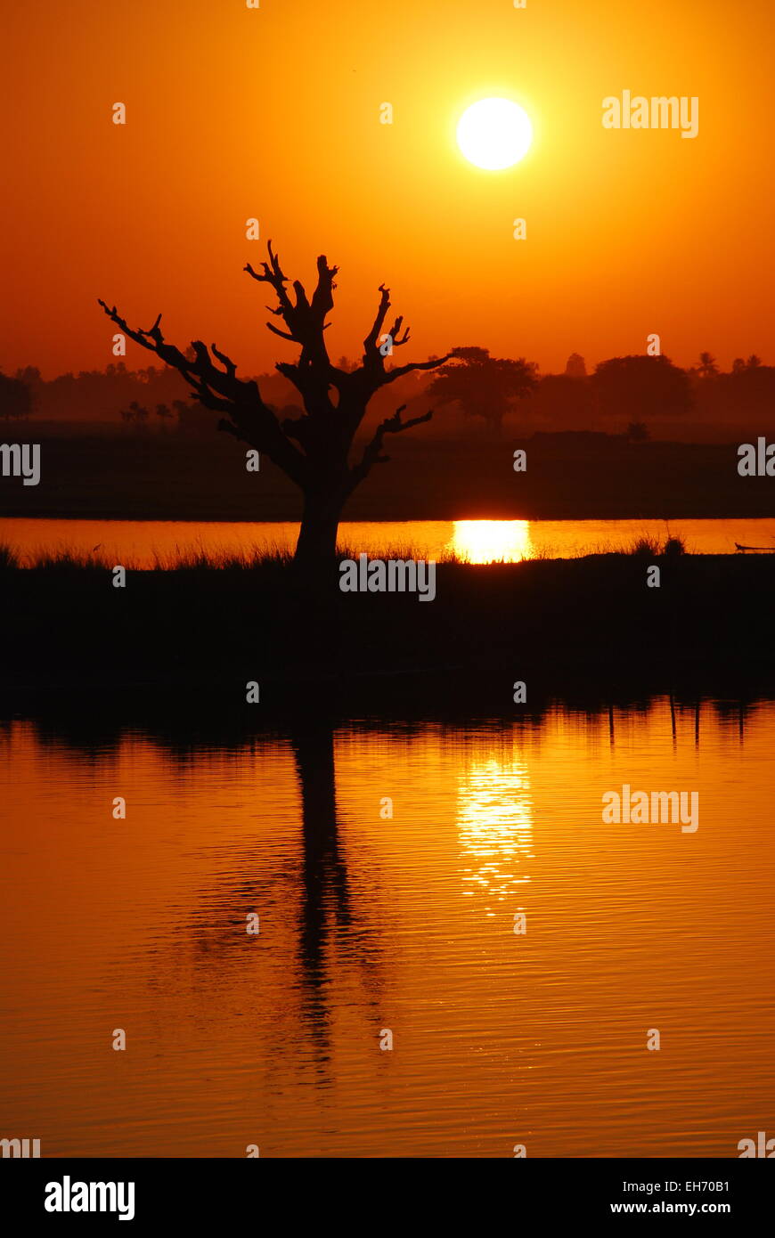 Sonnenuntergang am Fluss an U Bein Brücke, Mandalay Stockfoto