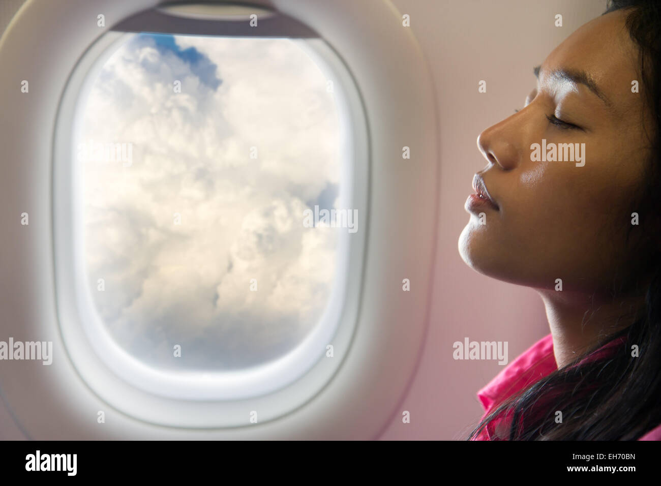Frau ruht auf Flugzeug Stockfoto