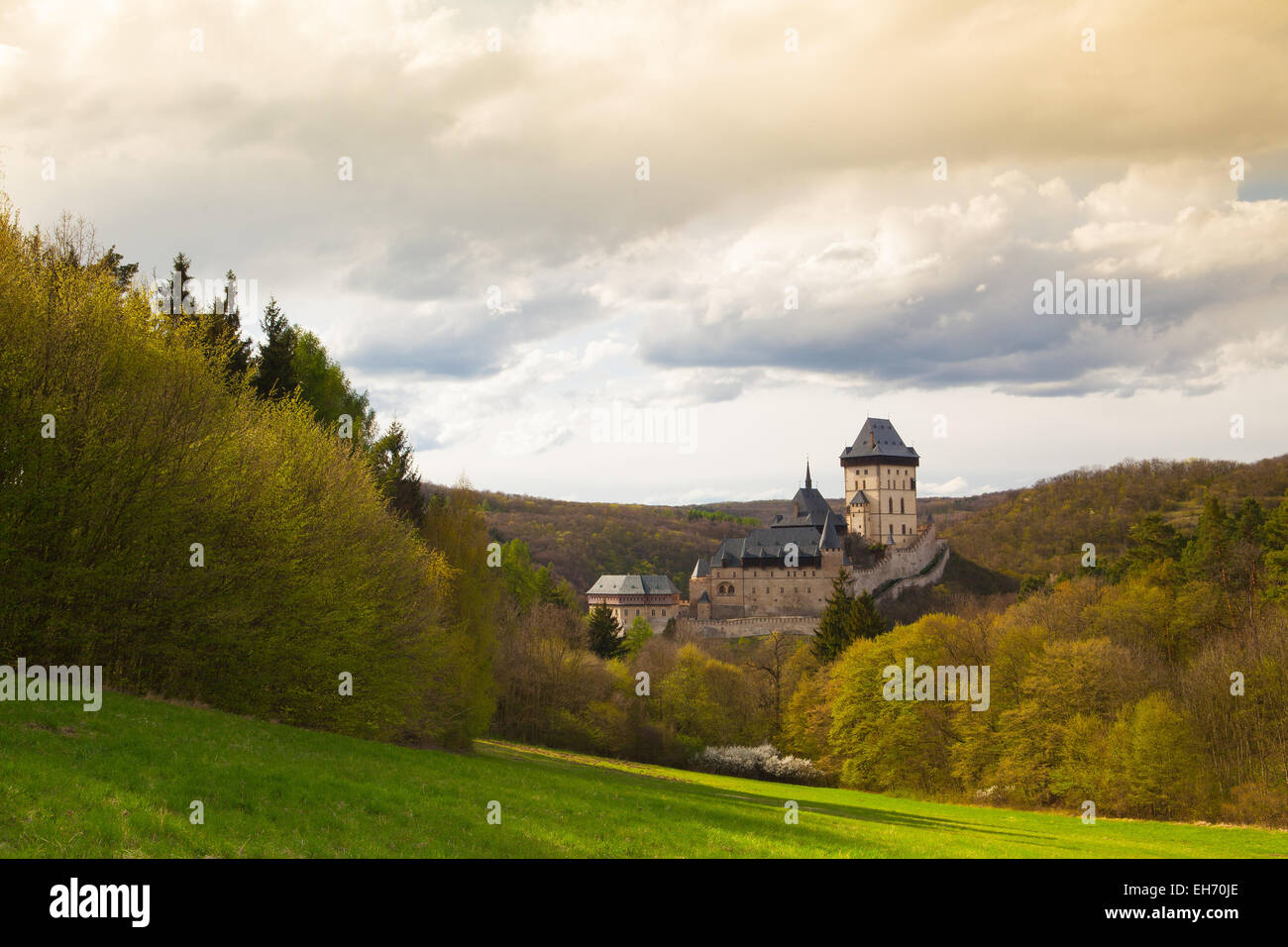 Berühmte Burg Karlstein im herbstlichen Wald, Prag, Tschechische Republik Stockfoto