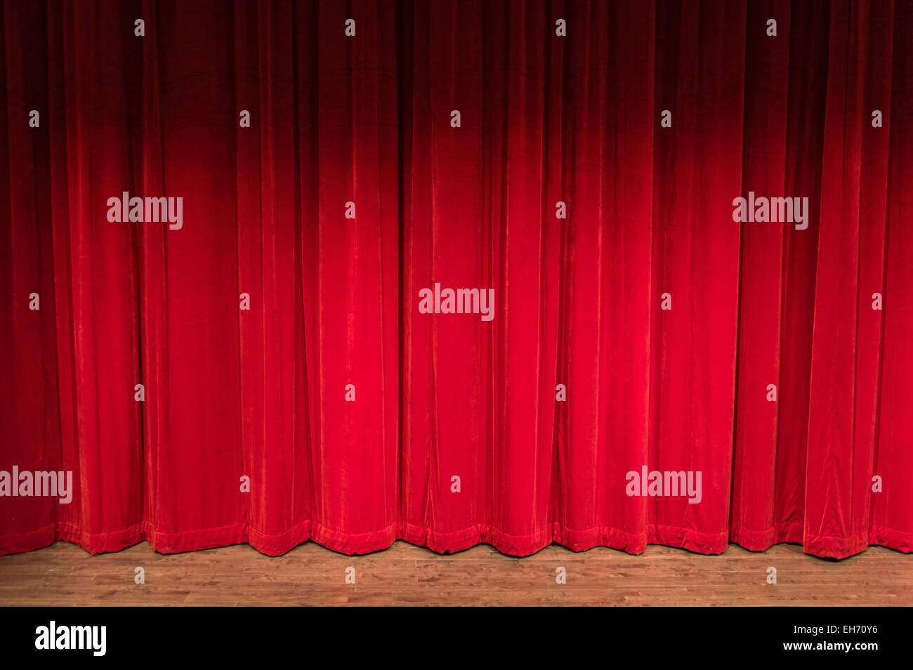 hölzerne Bühne mit geschlossenen rote Vorhänge mit Schatten an der Spitze Stockfoto