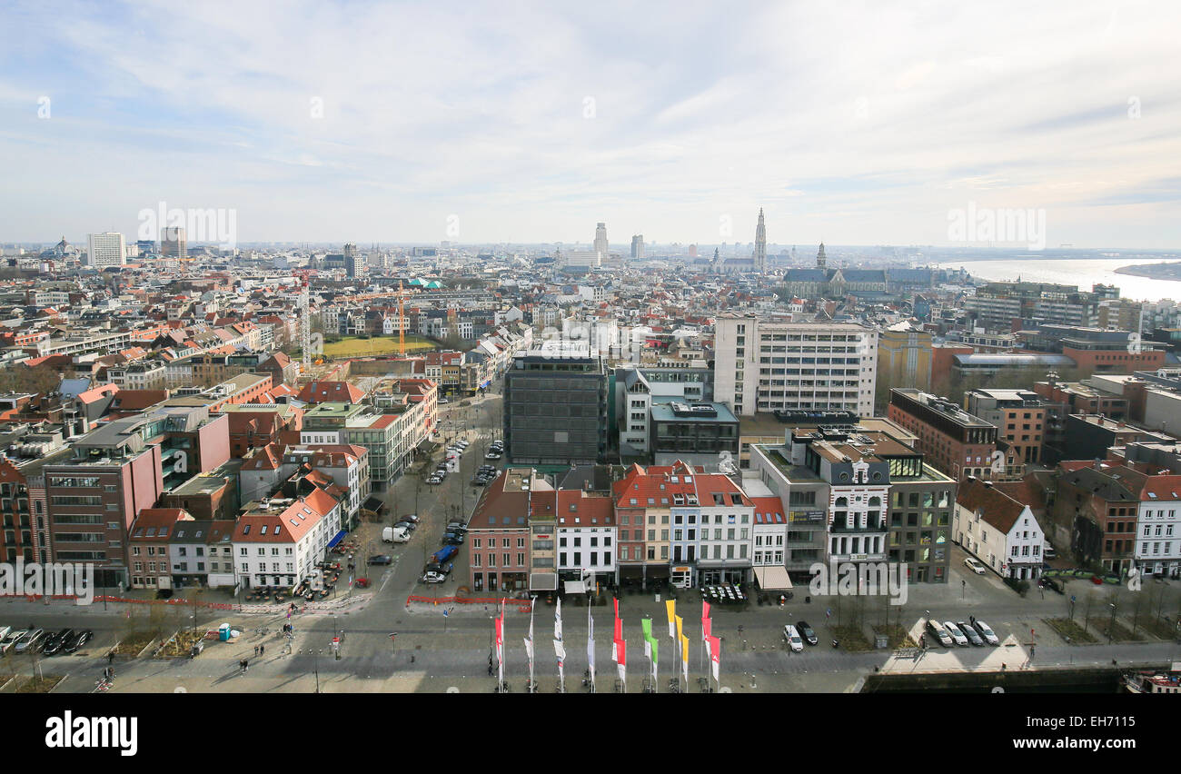 Antwerpen, Belgien - 7. März 2015: Panorama auf das Zentrum von Antwerpen, zweitgrößte Stadt Belgiens, mit der Kathedrale Our L Stockfoto