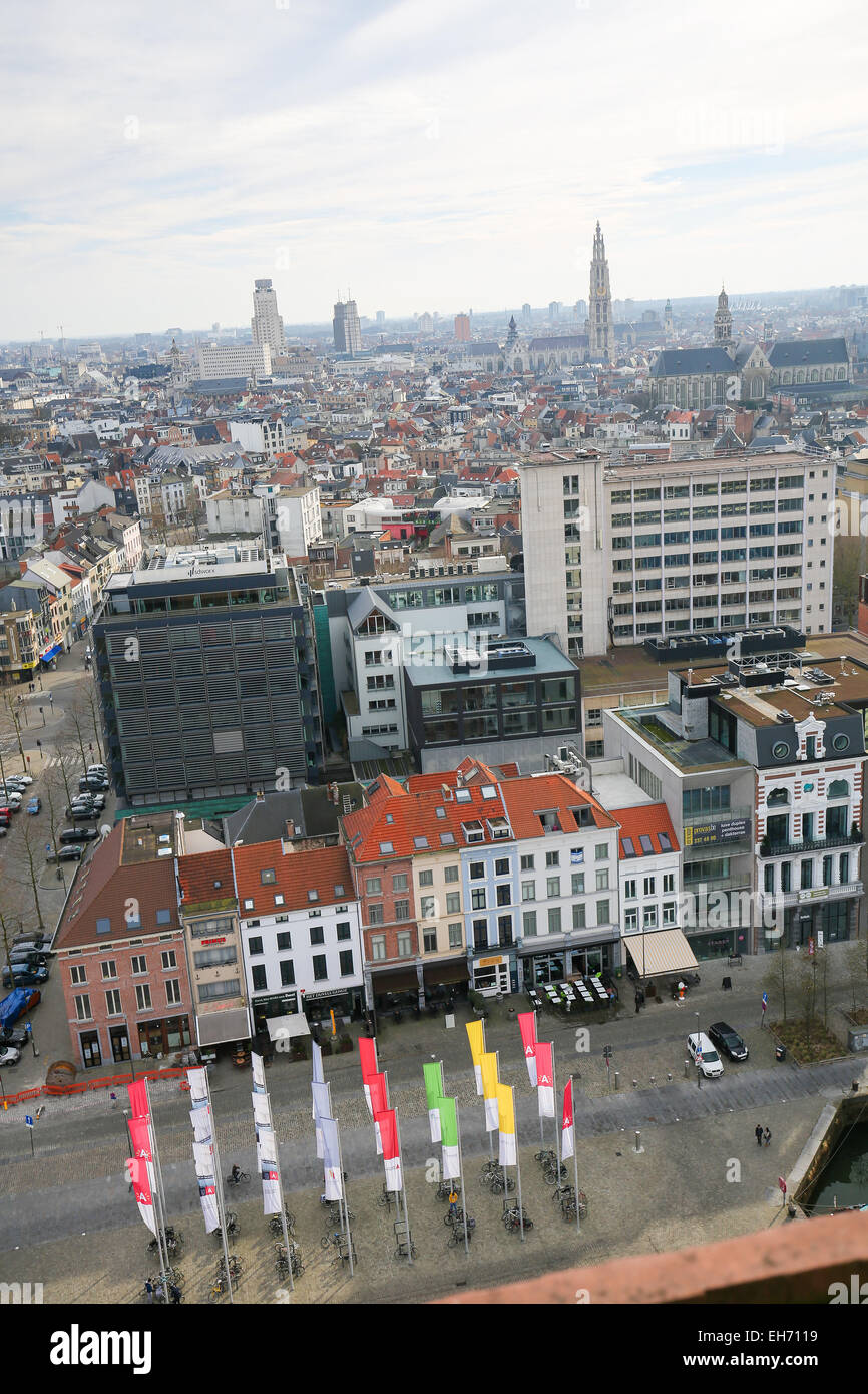 Antwerpen, Belgien - 7. März 2015: Blick auf das Zentrum von Antwerpen, Belgien, mit der Kathedrale Notre-Dame auf der rechten Seite. Stockfoto