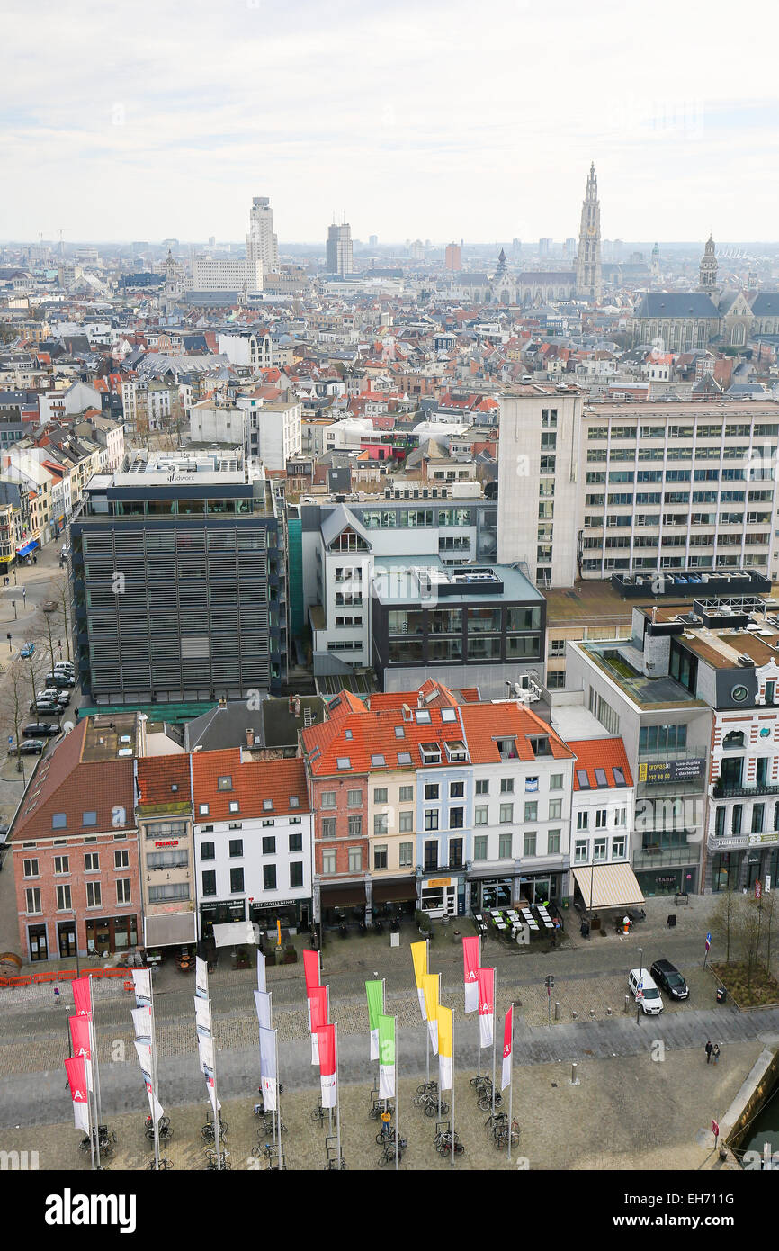 Antwerpen, Belgien - 7. März 2015: Blick auf das Zentrum von Antwerpen, Belgien, mit der Kathedrale Notre-Dame auf der rechten Seite. Stockfoto