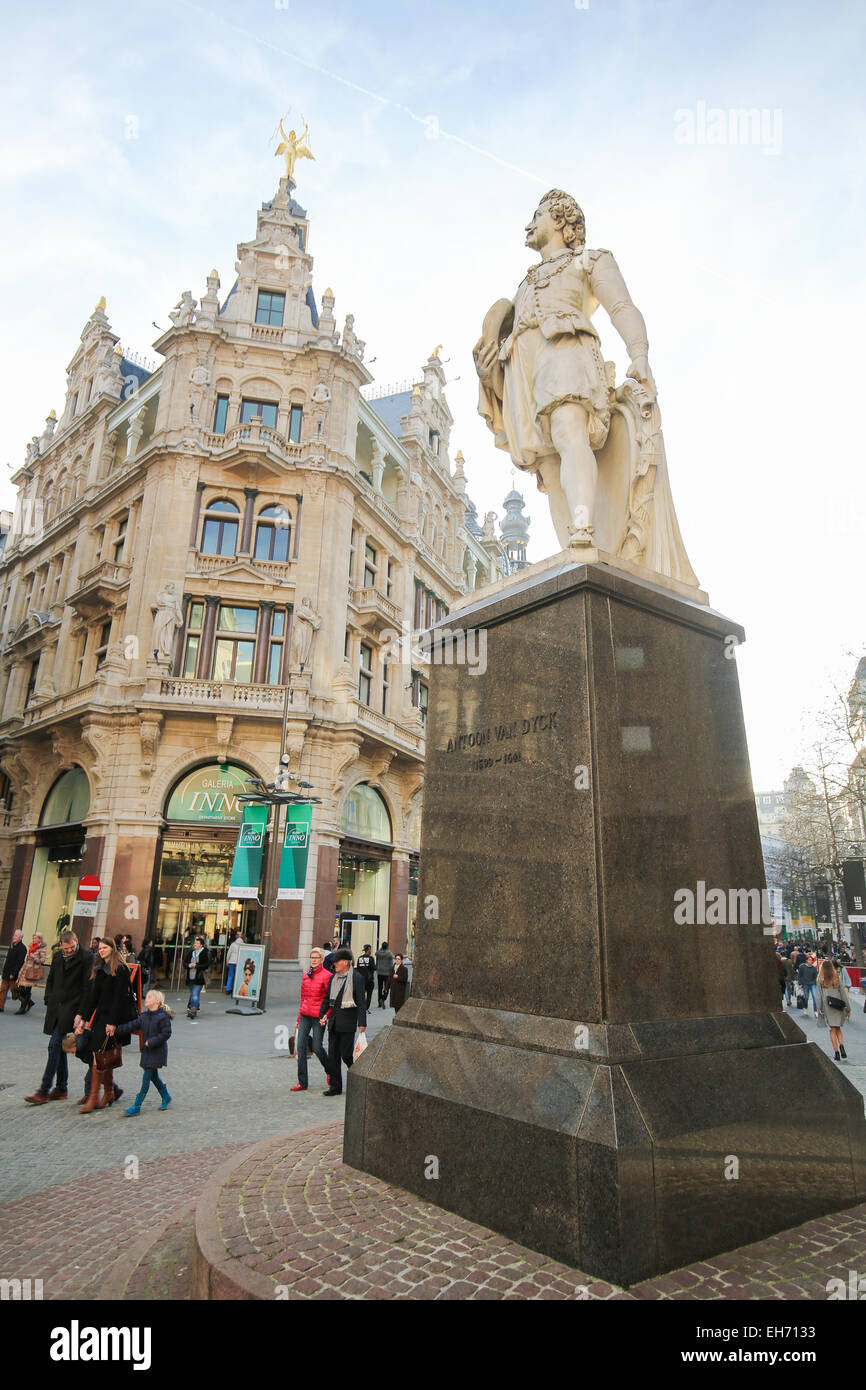 Statue des berühmten 17. Jahrhundert Maler Anthony Van Dyck auf der Meir, die wichtigste Einkaufsstraße von Antwerpen, Belgien. Stockfoto