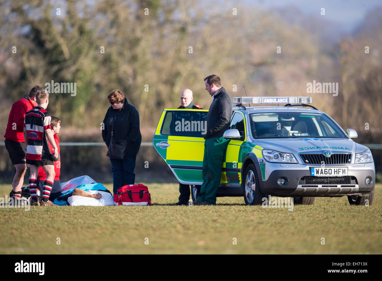 Rugby-Spieler verletzt, dass Krankenwagen - Dorset - England. Stockfoto