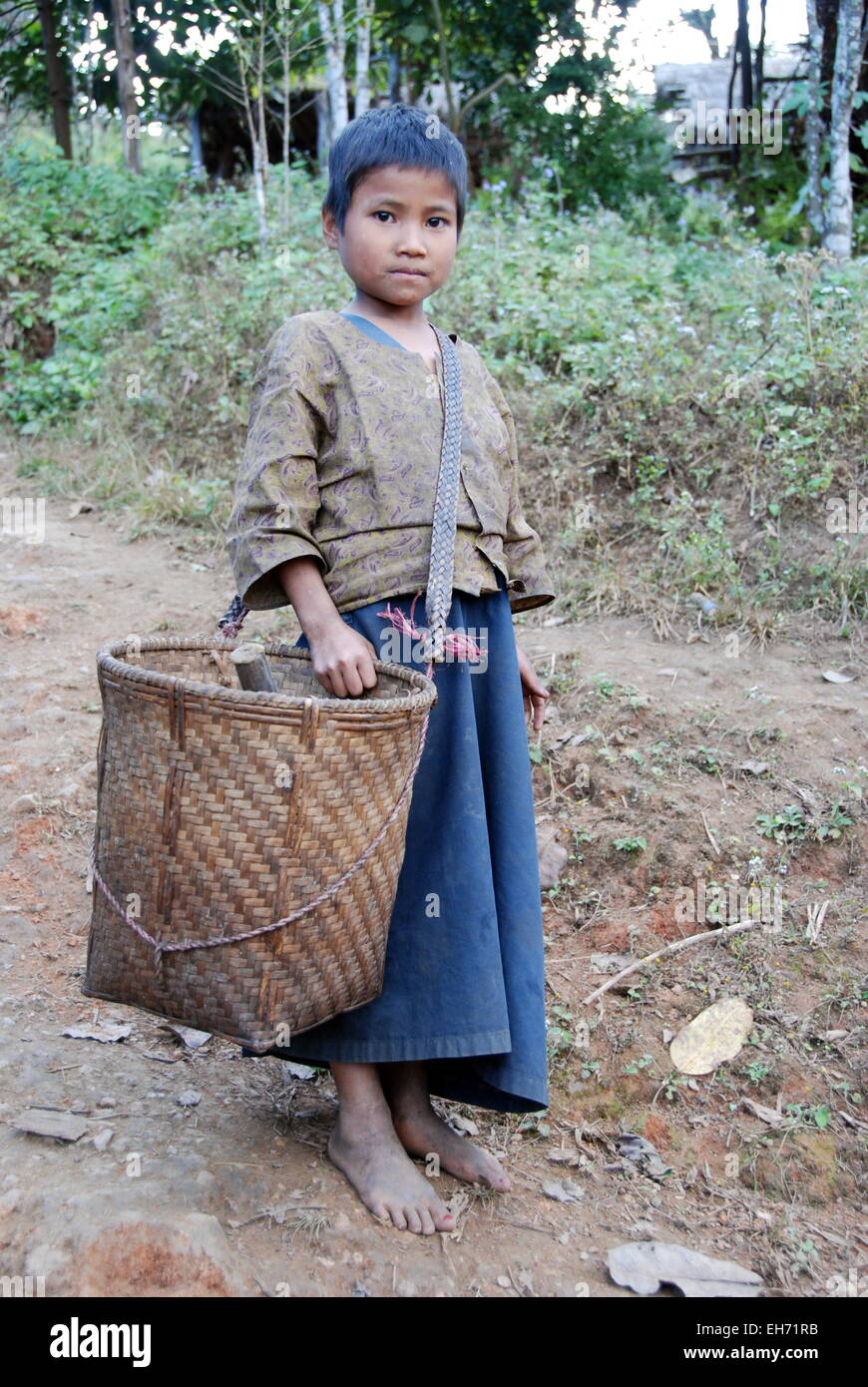 Kinn Tribal Mädchen mit Korb Stockfoto