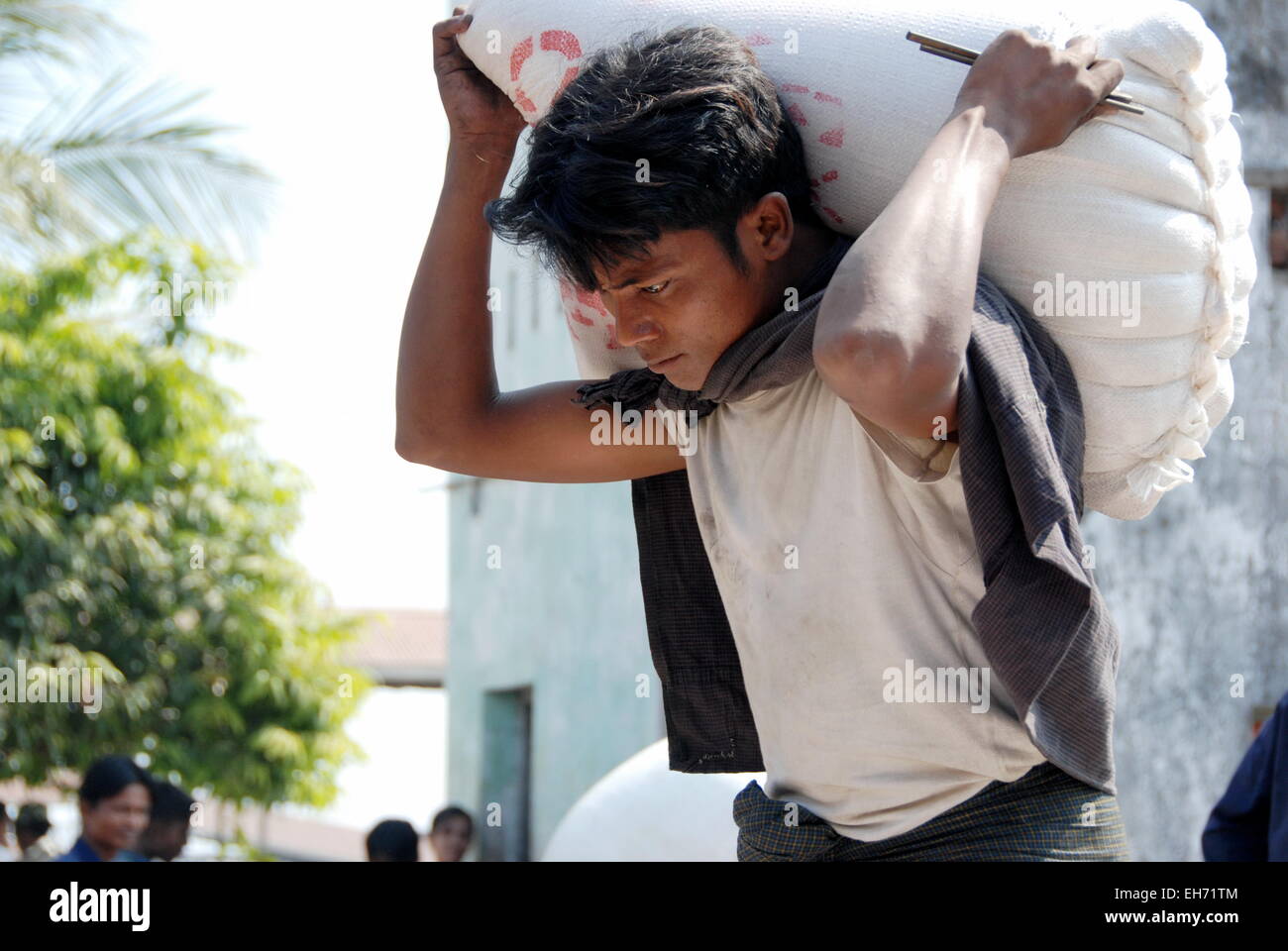 Junger Mann mit weißen Tasche auf seinen Schultern, Yangon Stockfoto