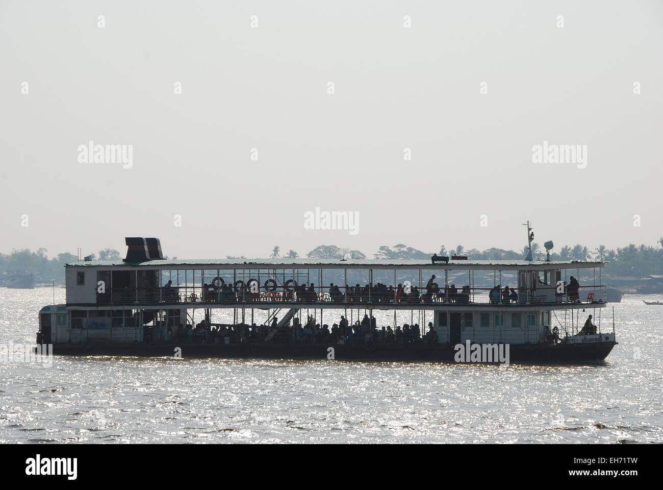 Fähre über den Fluss, Yangon Stockfoto