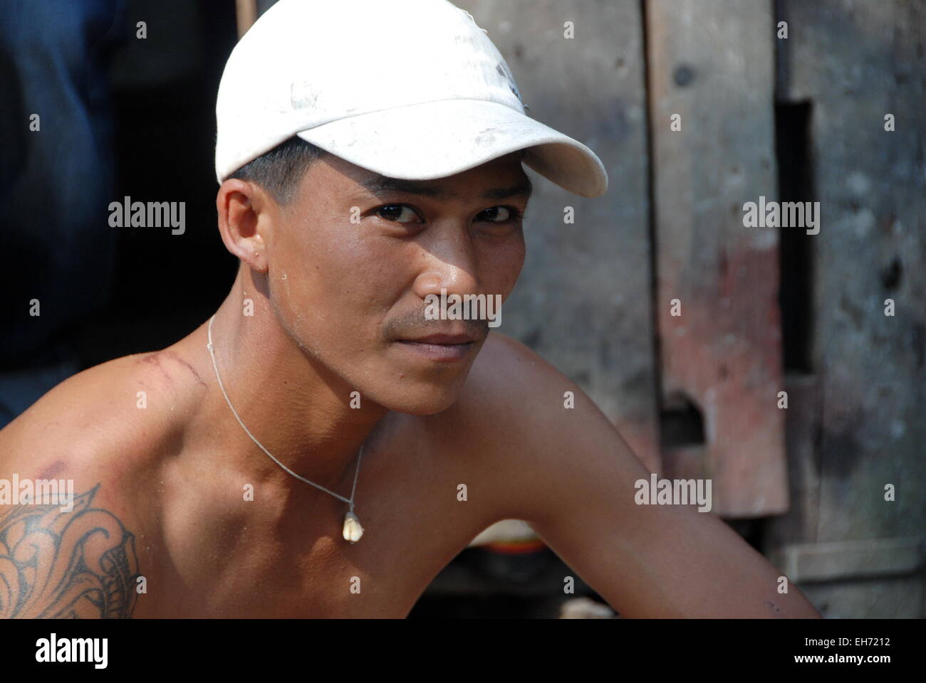 Bauarbeiter, Mann, Dorf am Ufer von Yangon Fluss Stockfoto