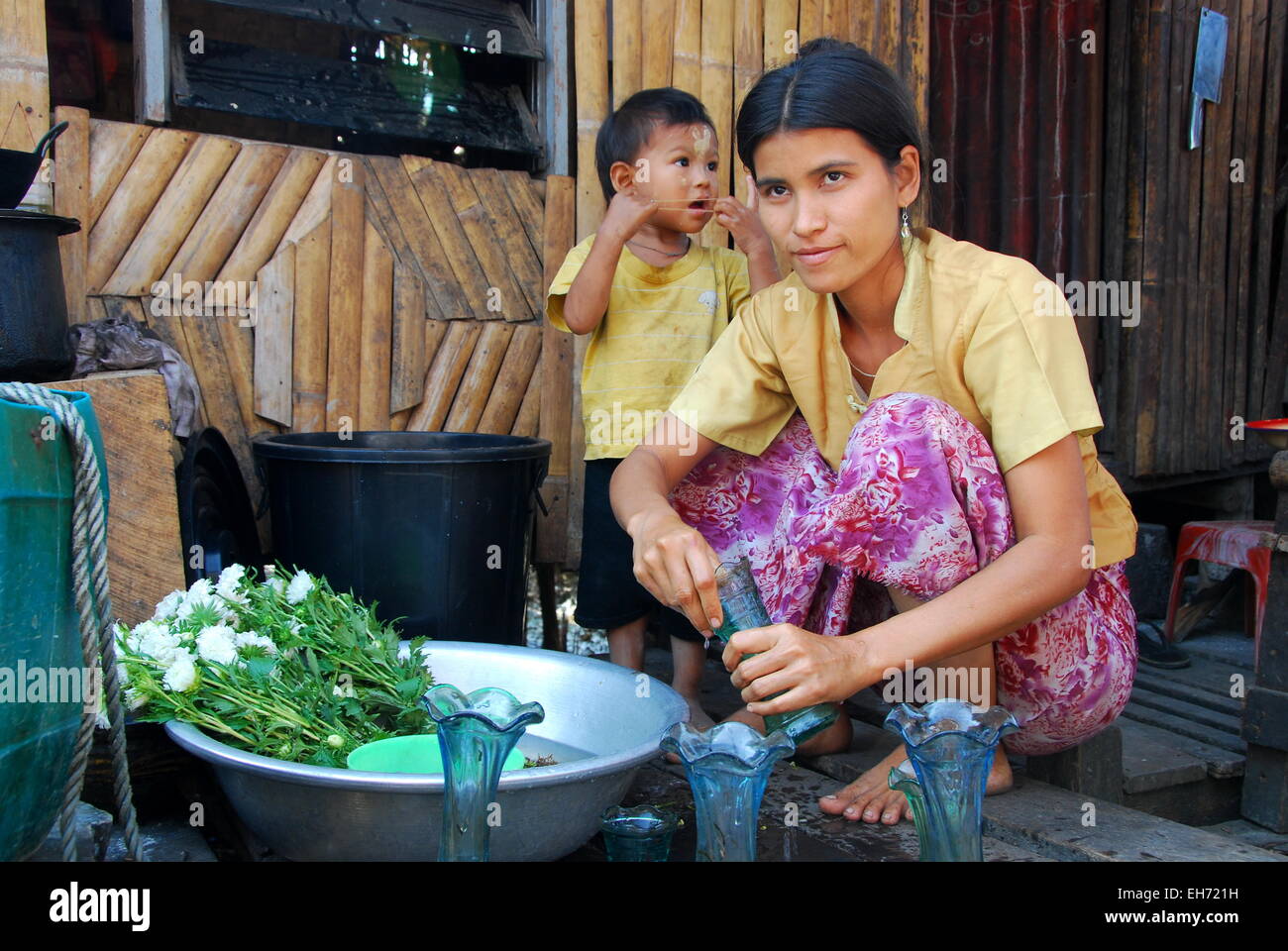 Verkauf von Blumen, Dorf am Ufer von Yangon Fluss Frau Stockfoto