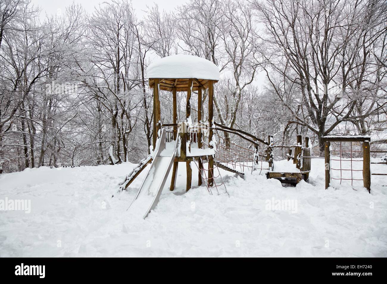Verschneiten Spielplatz am Urkiola Stockfoto
