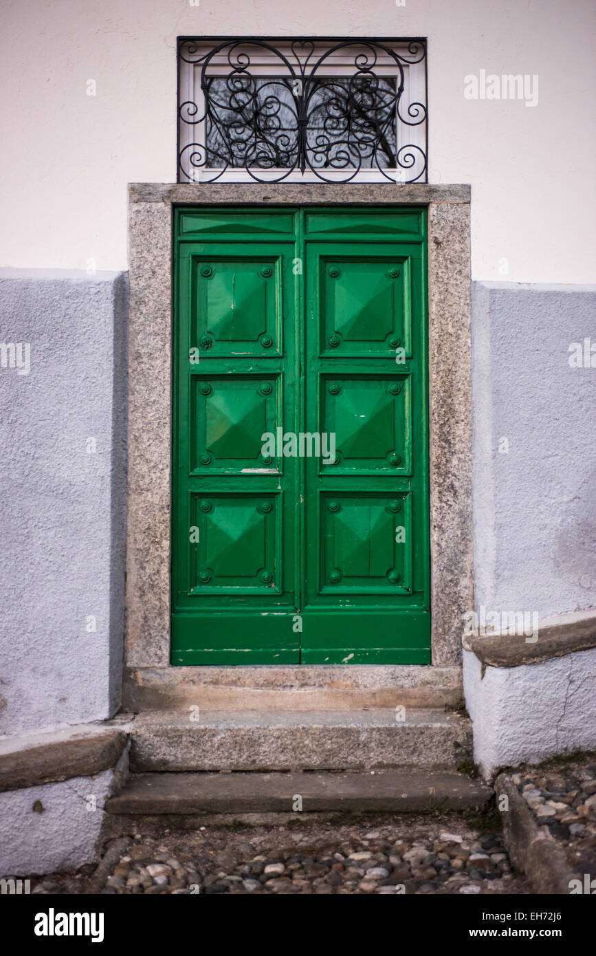 Grün dekoriert Tür mit den Schritten in Santa Maria Del Monte in Varese, Italien Illminated in der Abenddämmerung Stockfoto
