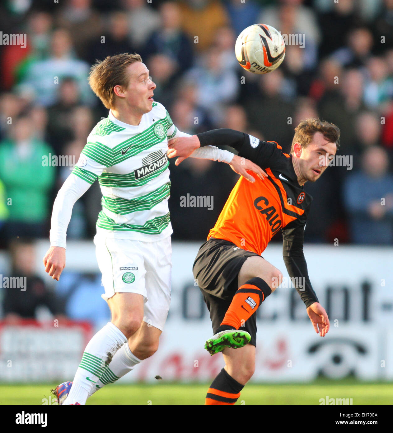 Dundee, Schottland. 8. März 2015. William Hill Scottish Cup. Dundee United vs. Celtic FC. Stefan Johansen out-Muskeln Aidan Connolly. Das Spiel beendete 1-1 und wird wiederholt. Bildnachweis: Aktion Plus Sport/Alamy Live-Nachrichten Stockfoto