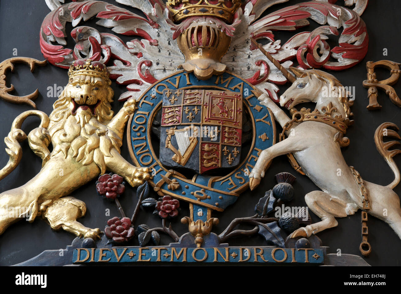 Britische Monarchie. Das königliche Wappen des Monarchen des Vereinigten Königreichs. Die Initialen C R für König Charles II. Str. Peters Kirche, Dorchester. VEREINIGTES KÖNIGREICH. Stockfoto